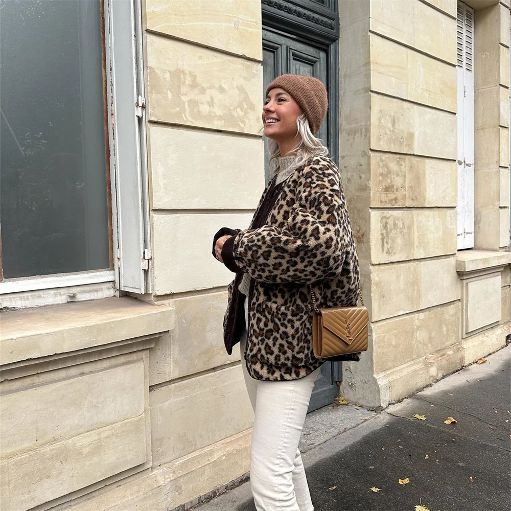 Olivia - Jakke med O-hals og leopardprint